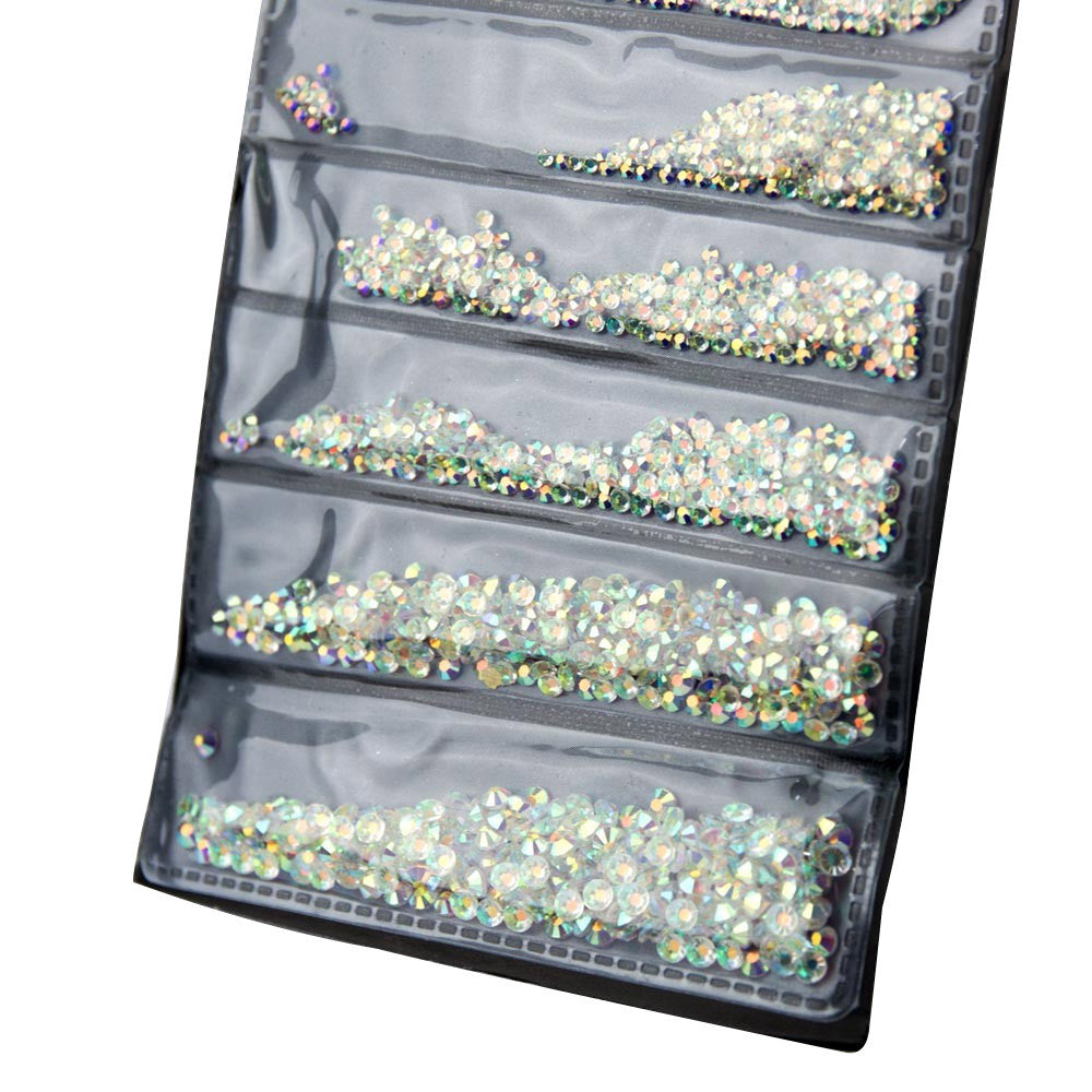 Kynsistrassit Crystal AB pussissa, noin 1440 kpl erikokoisia kirkkaita strasseja valkoisella taustalla