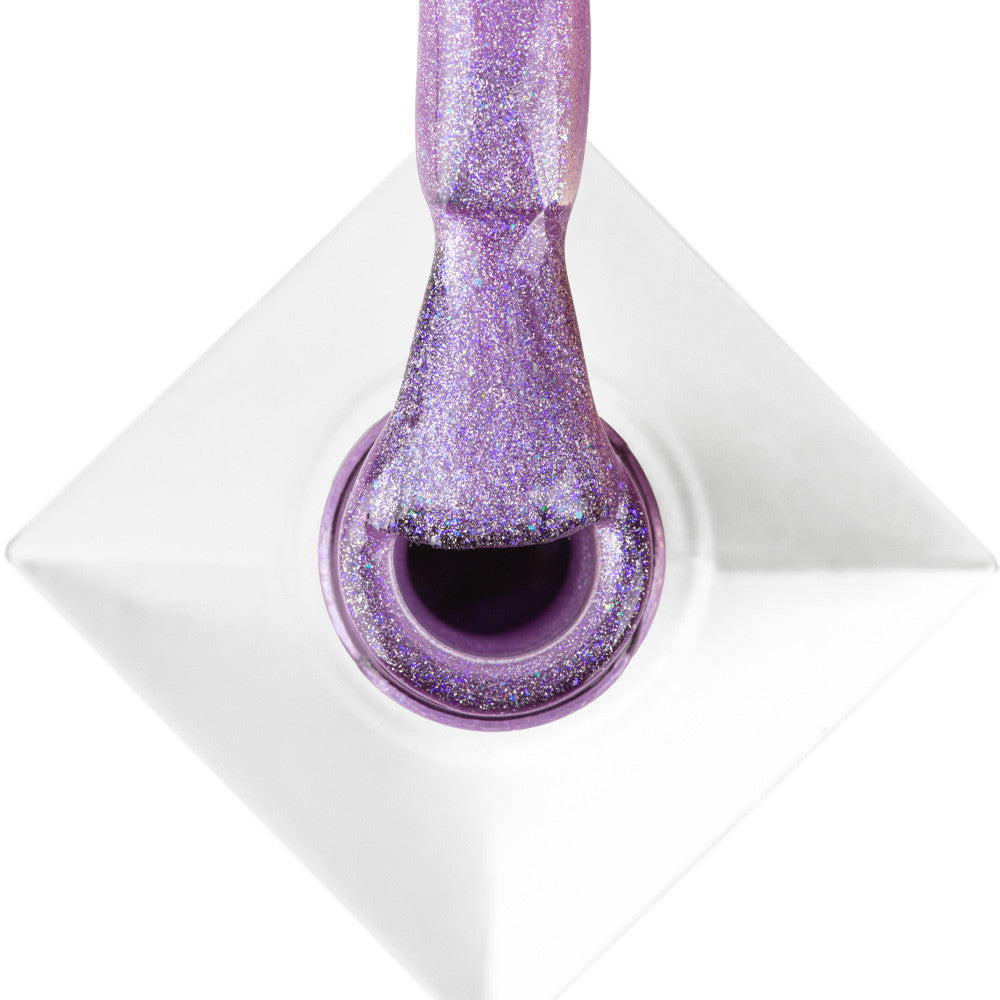 Lähikuva pastellivioletista cat eye -geelilakasta magneettiefektillä