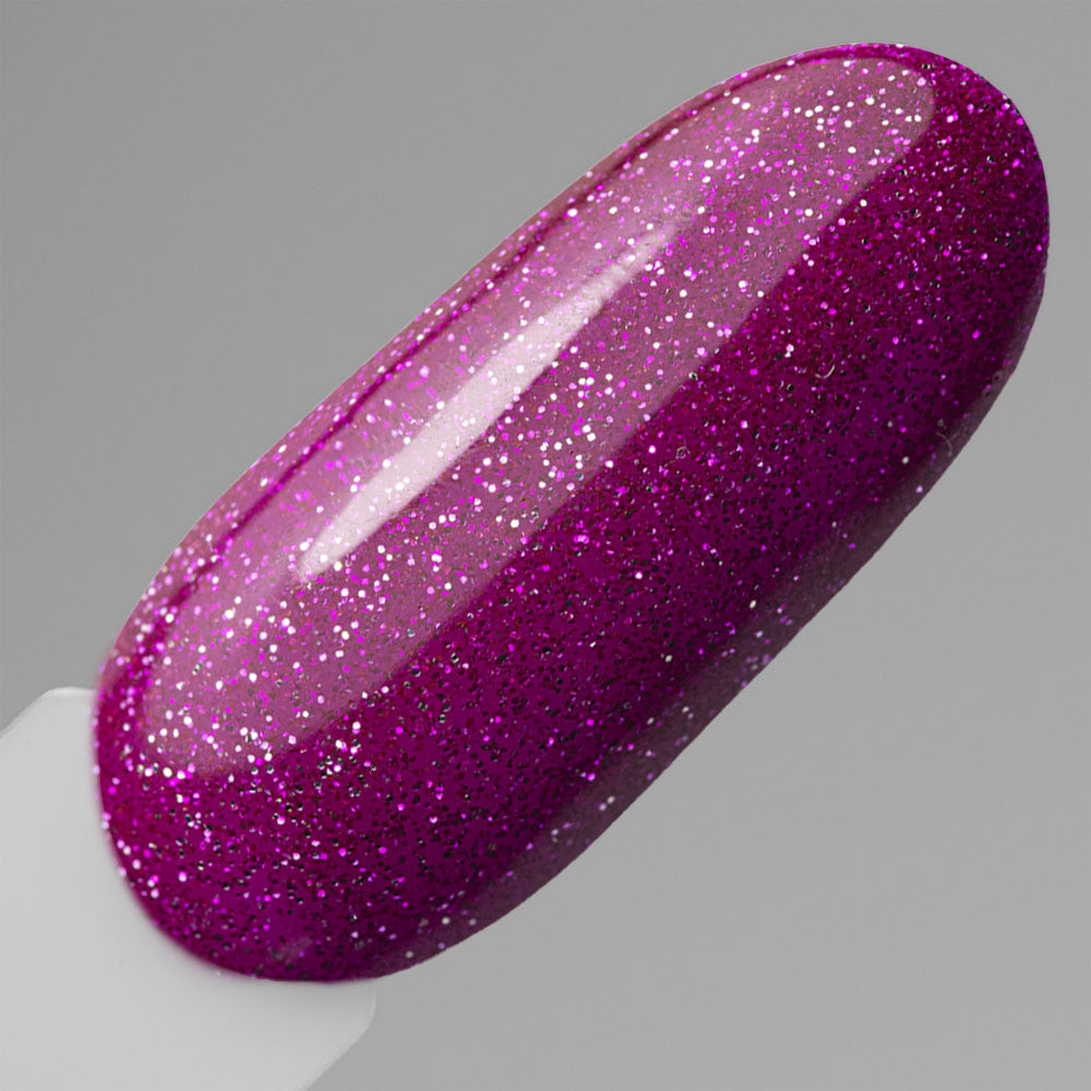 Violetit glitterkynnet geelilakalla, kovetettuna kynsiuunissa