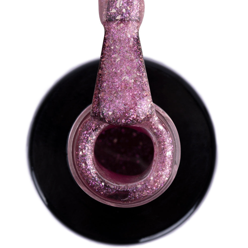 Vaaleanpunainen helmiäinen värigeelilakka 439 lähikuvassa, foliomaiset hiutaleet näkyvissä.