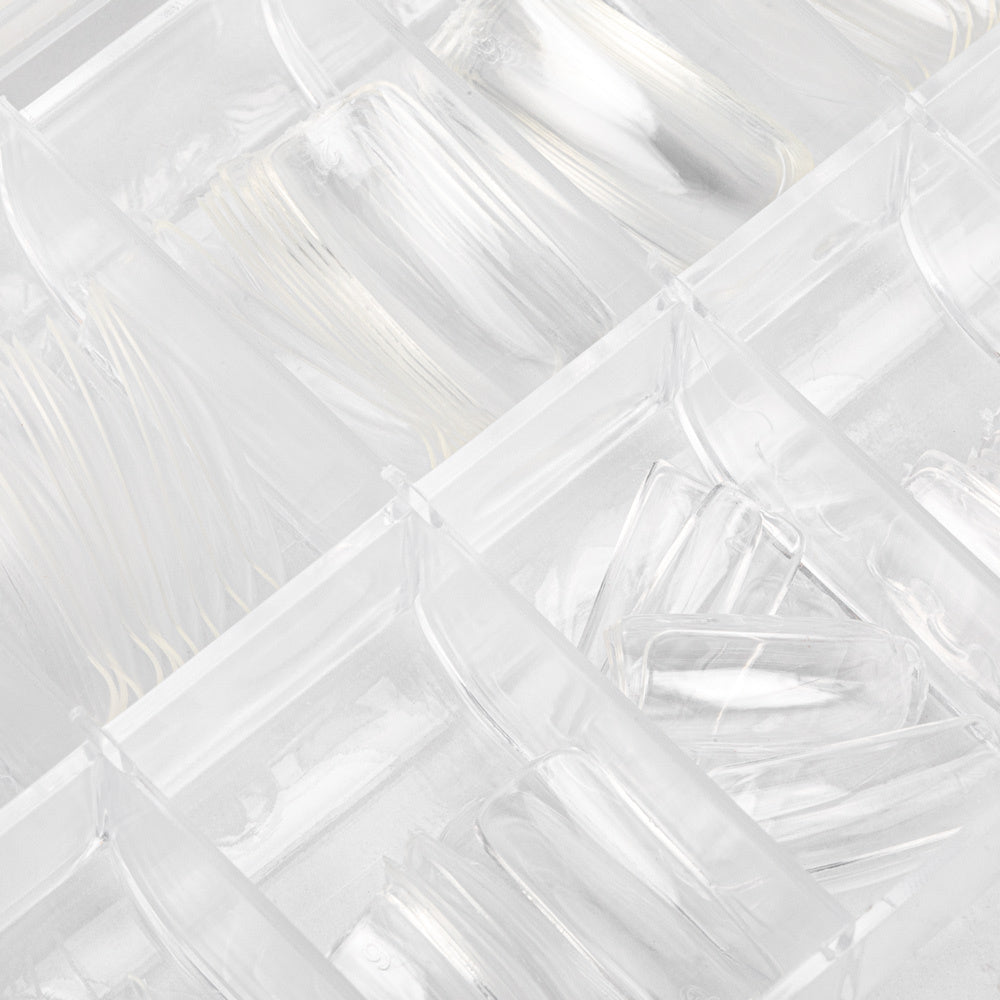 NTN Premium kynsitipit käytössä pidennetyt rakennekynnet valmiina geelilakalla viimeisteltynä laatikossa