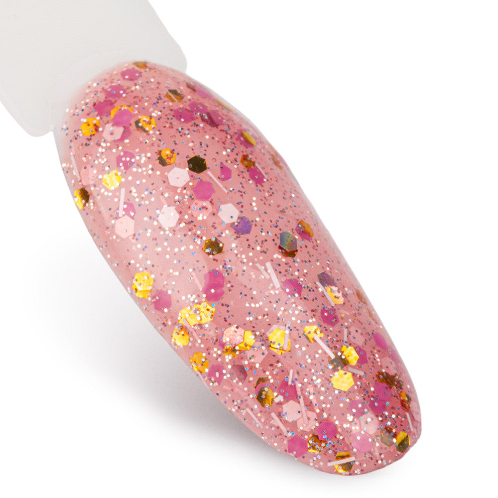 Valmis manikyyri sävyllä 257 – säihkyvä glitterinen vaaleanpunainen lopputulos kynsiuunilla kovetettuna, toinen kerros