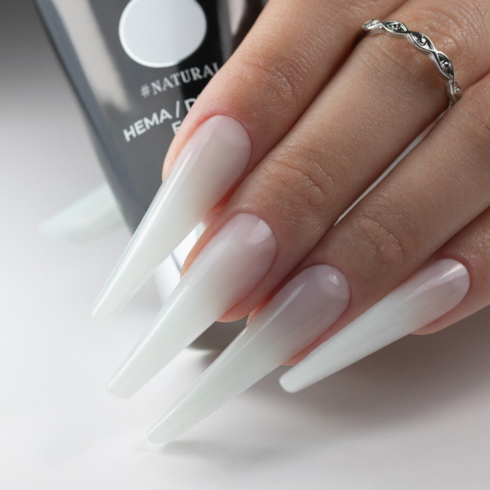 Natural-sävyiset rakennekynnet tehtynä Molly Nails Acrylgelillä, kovetettuna kynsiuunissa