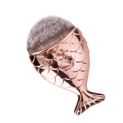 Kuva Mermaid Brush kynsipölysiveltimestä ruusukultaisella varrella, pehmeät harjakset kynsipölyn poistamiseen manikyyrin aikana.