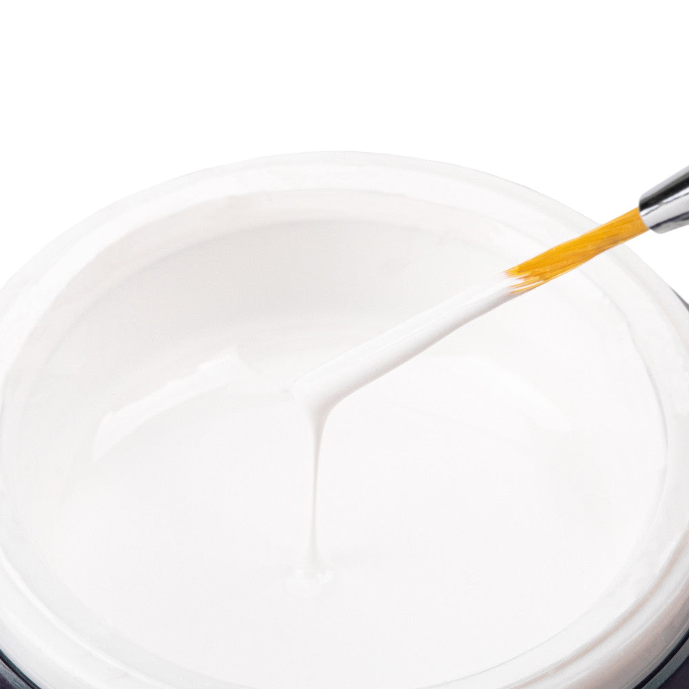 Lähikuva valkoisesta Sugar Effect -koristelugeelistä siveltimellä levitettynä