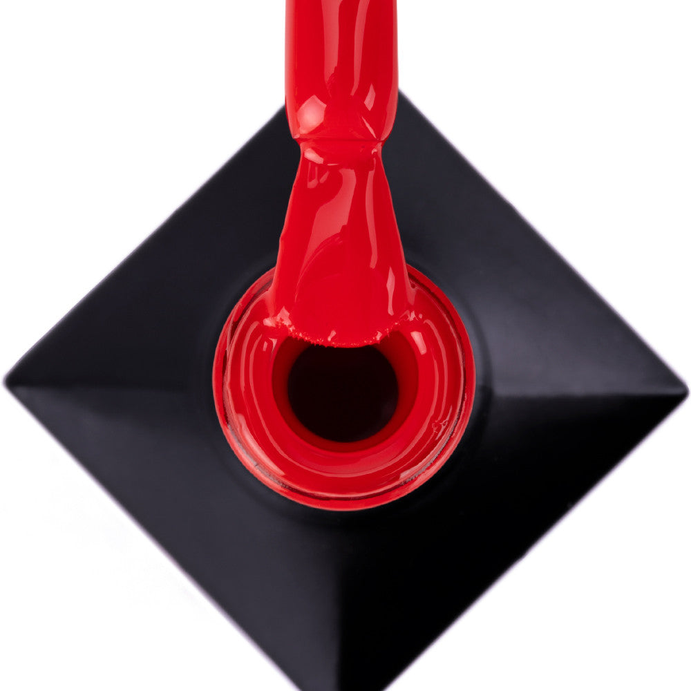 Kirkkaanpunainen Molly Nails C6 -geelilakka, täydellinen peittävyys yhdellä kerroksella.