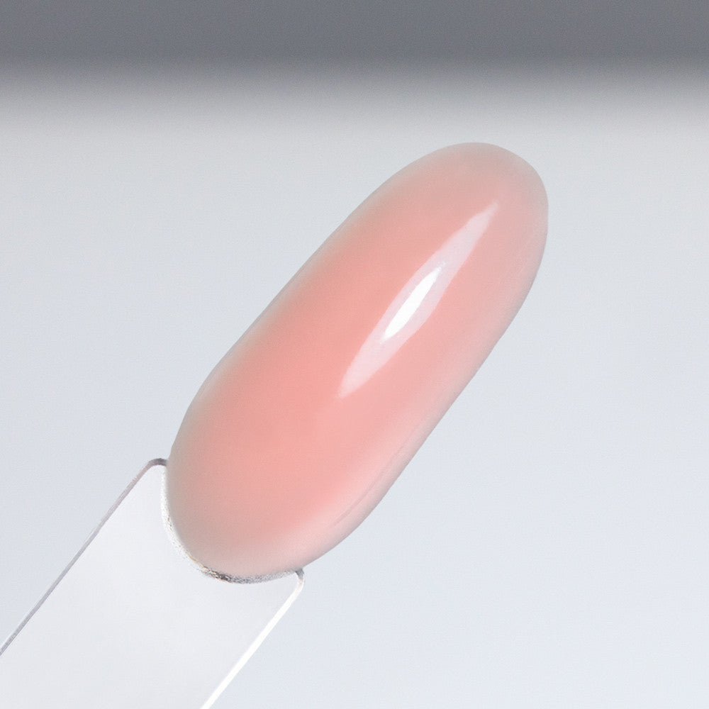 AlleLac Rubber Base Soft Peach alusgeelilakka sävy lähikuvassa tipillä, paksu ja itsetasoittuva rakenne kynsiuuni kovetukseen