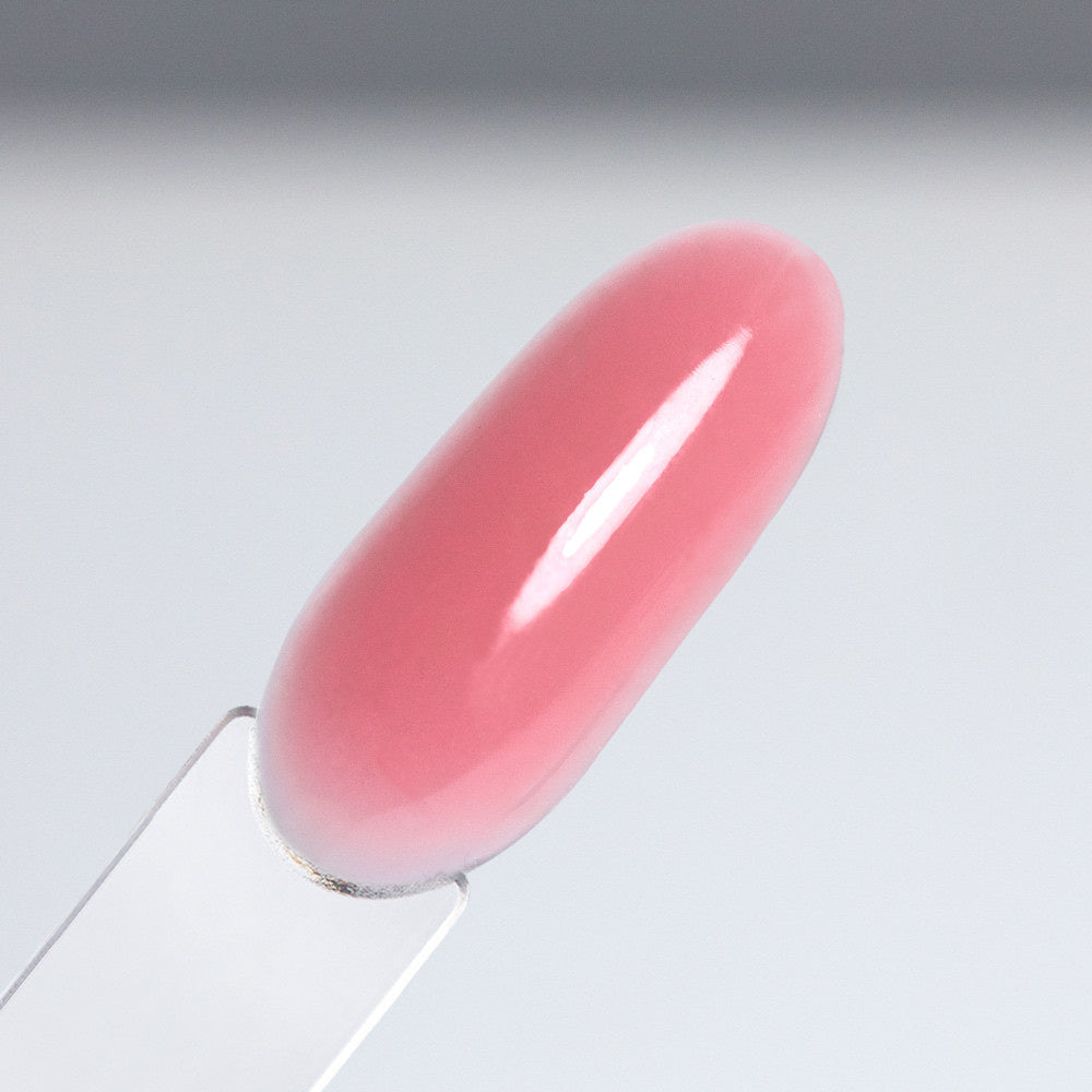 AlleLac Rubber Base 8 Nudelicious 7 g – läpikuultava roosanpinkki alusgeelilakka kynsimallissa.