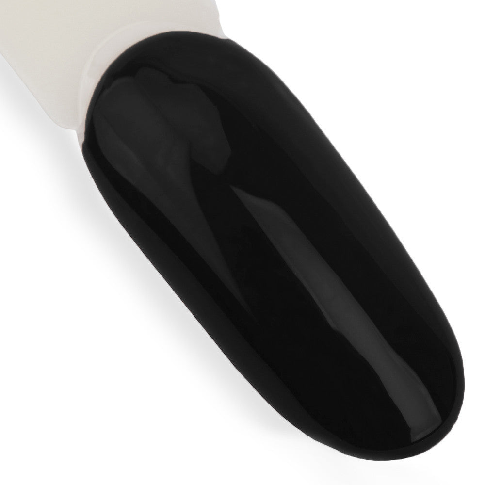 Lähikuva mustasta värigeelilakasta tipillä