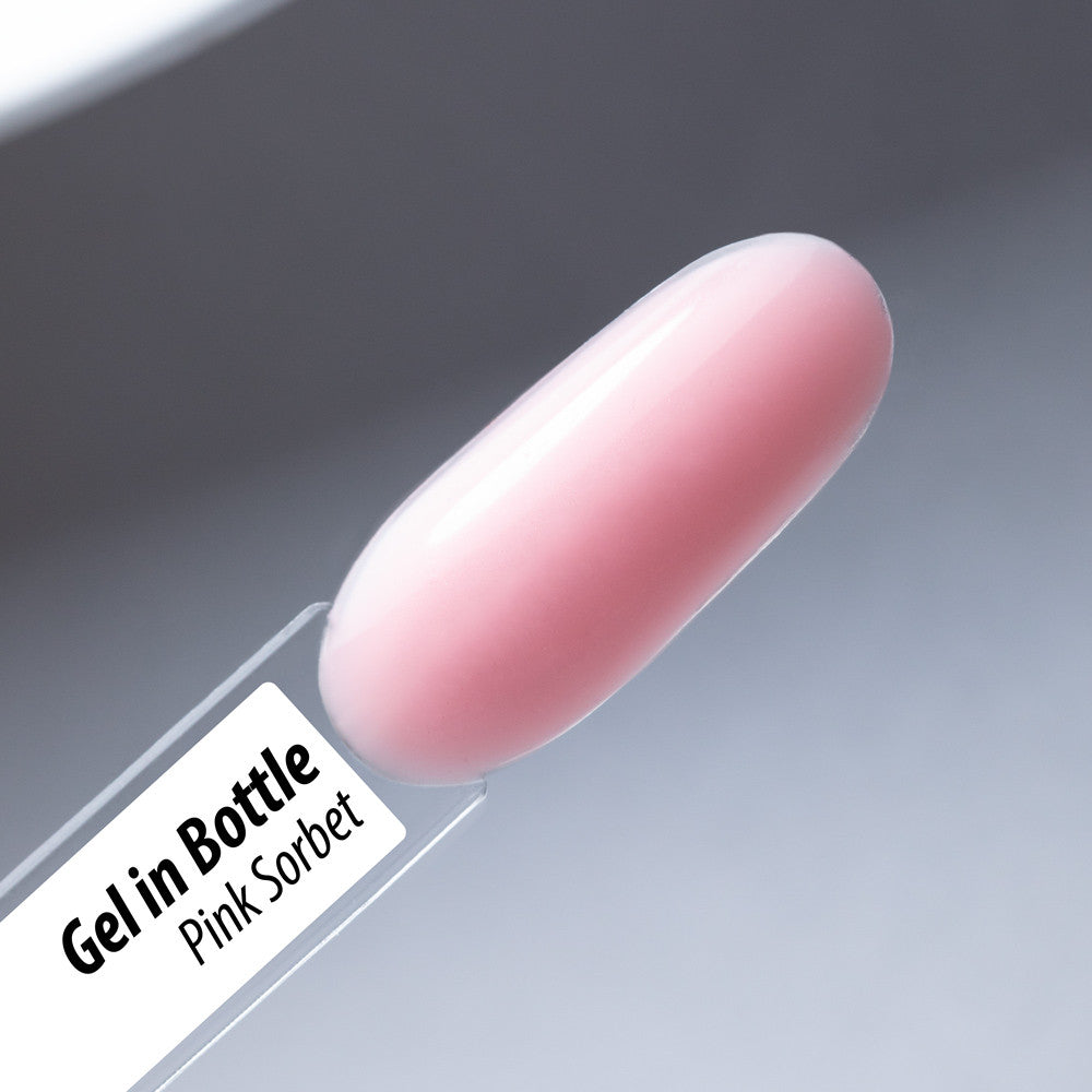 Molly Nails Pink Sorbet gel in bottle rakennegeeli kynnellä – pehmeän pinkki kiiltävä lopputulos.