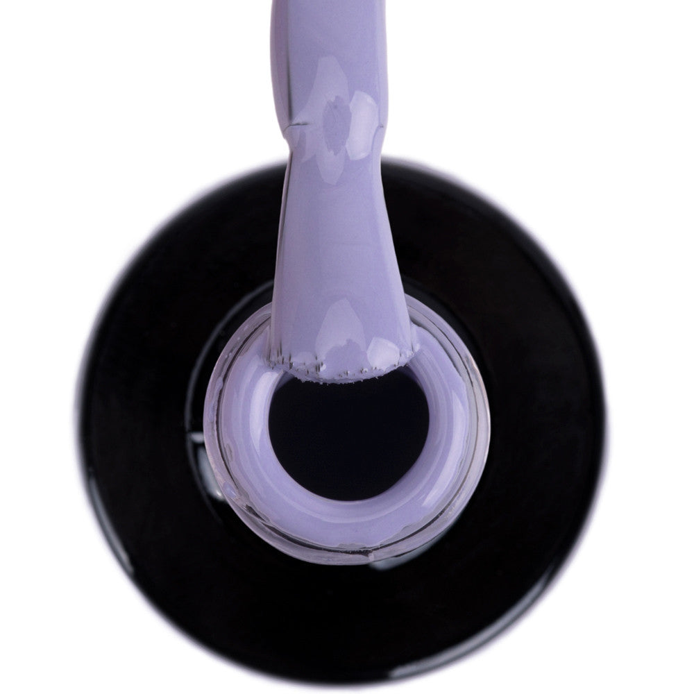 Lähikuva pastellin laventelinsinisestä NTN Premium geelilakasta