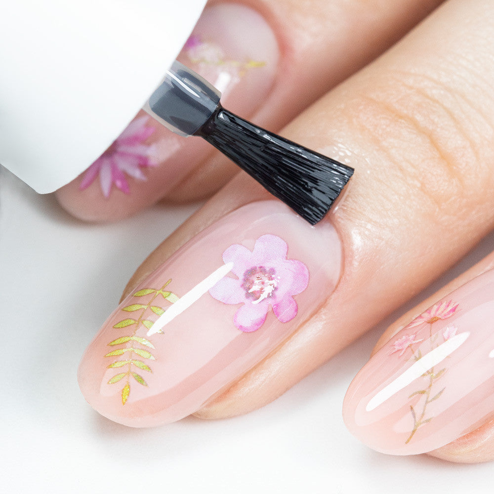 Kynsinauhoille levitetty Peachy Punch -öljy tekee kynsinauhoista kosteutetut ja kiiltävät manikyyrin jälkeen