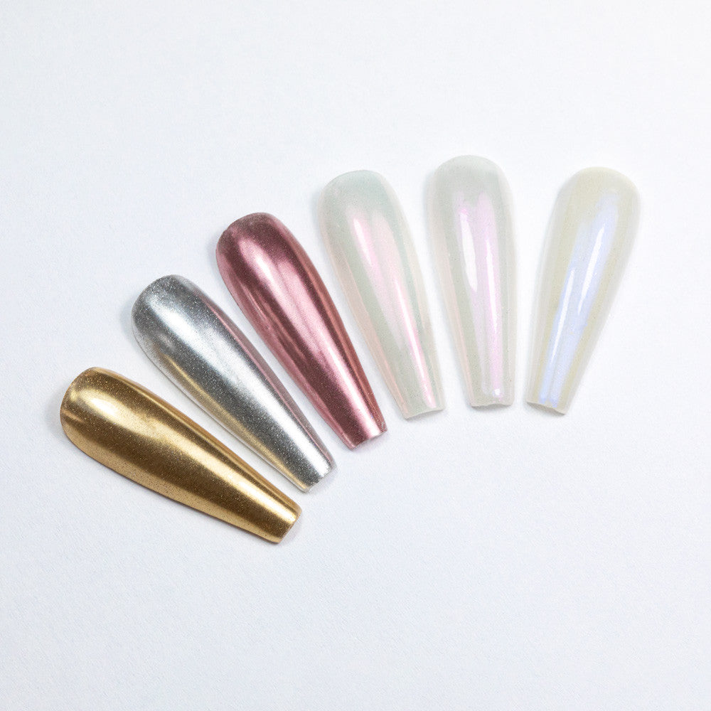 Lähikuva kynsistä, koristeltuna Glass Effect Molly Nails -pigmenteillä peilimäiseen kiiltoon