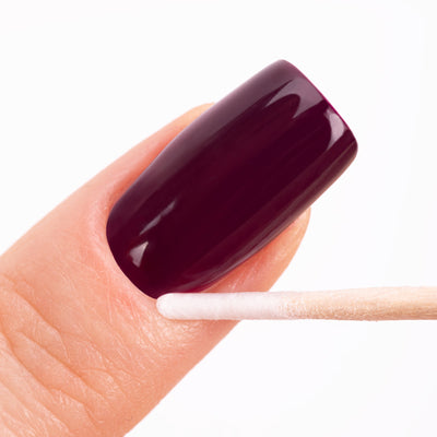 Molly Nails manikyyritikut vanulla käytössä kynsien ja ripsien muotoilussa, tarkka ja siisti työväline kauneudenhoitoon.