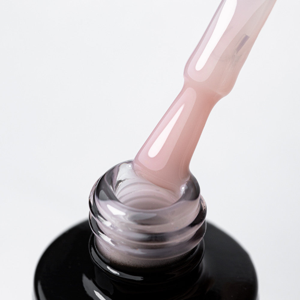 Lähikuva No Wipe Top Milky -päällysgeelilakan itsetasoittuvasta koostumuksesta