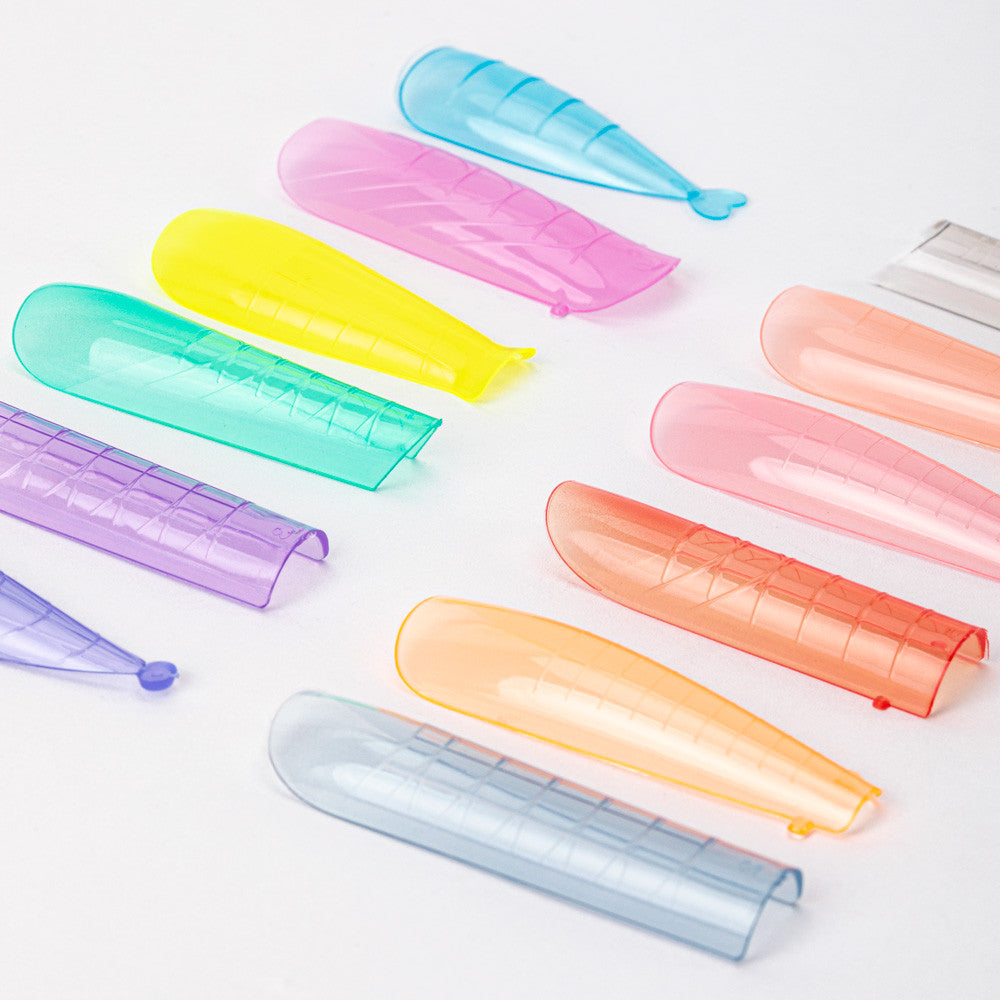 Lähikuva Dual Form -muotista, joustava ja läpinäkyvä muoto kynsien rakentamiseen.