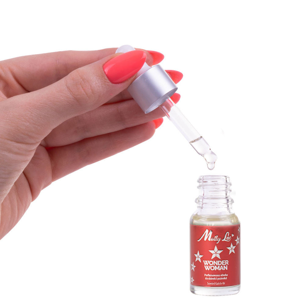 wonder-woman-kynsinauhaoljy-mollylac-3