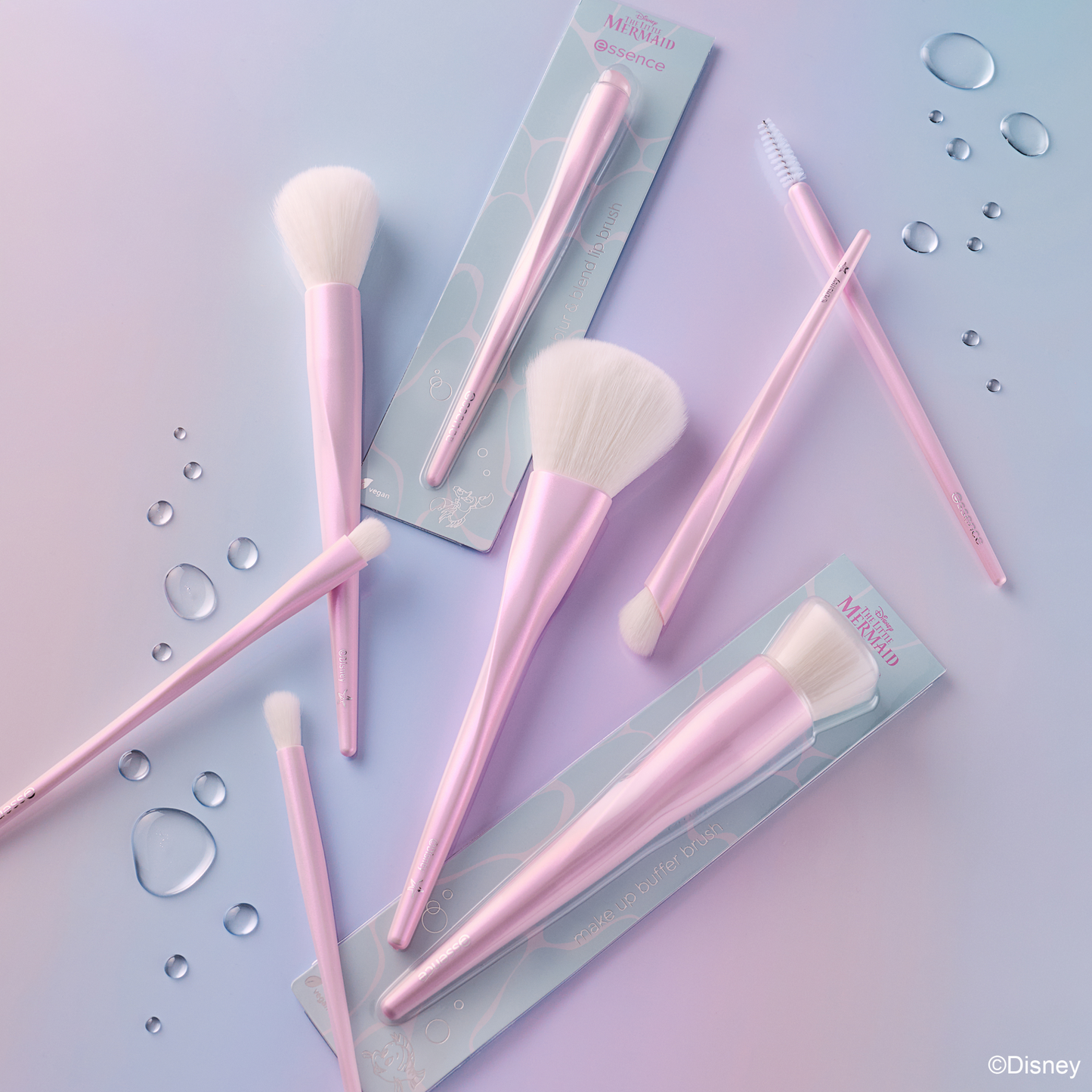 essence Disney THE LITTLE MERMAID blush & highlighter brush poskipuna- ja korotussivellin - Makin' Waves kuvituskuva