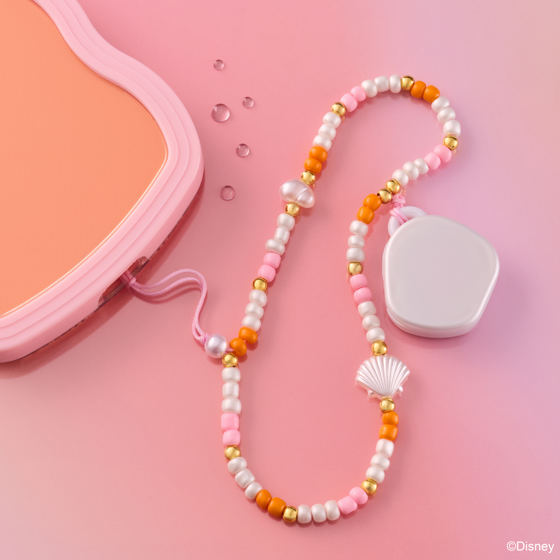 essence Disney THE LITTLE MERMAID phone charm lip balm huulivoide puhelinkoru - Call Me On My Shell takaa käytössä