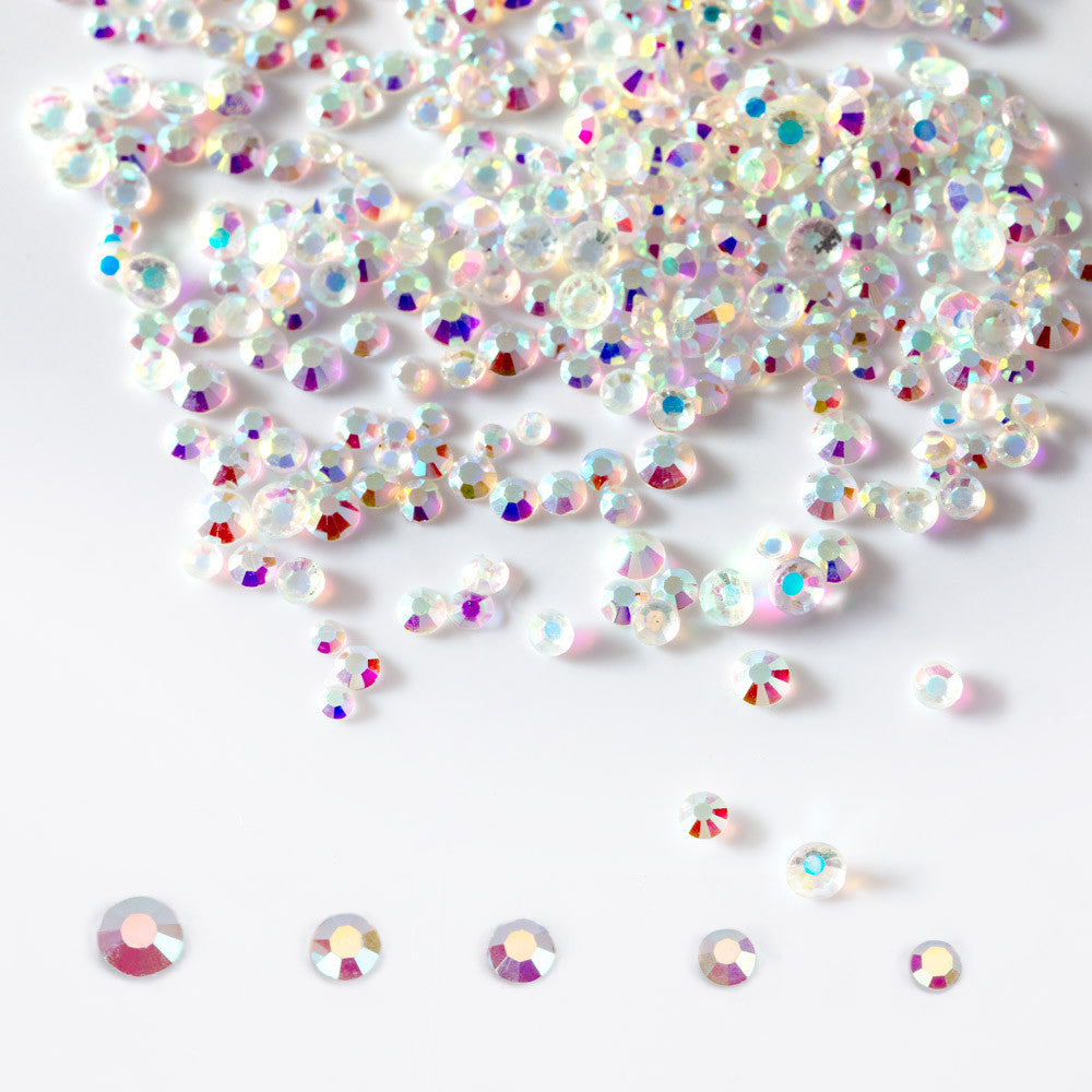 Crystal AB -kynsistrassit eri ko’oissa lähikuvassa, monivärinen hohto ja kirkas pinta