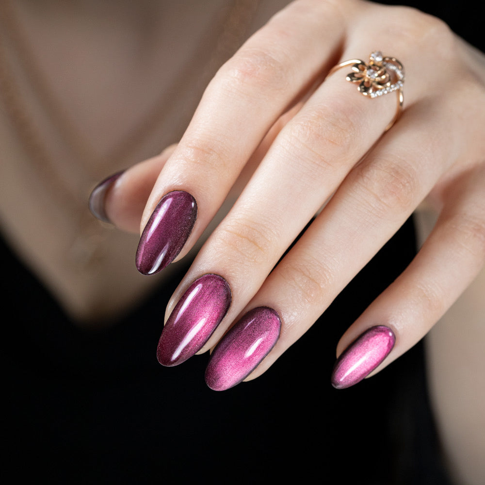 Molly Nails Cat Eye Seduction geelilakka 8g sävy 245 Velvet Mauve kynsillä – magneettinen cat eye värigeelilakka, mauve luumu-viininpunainen kiilto, pitkäkestoinen ja peilikiiltävä lopputulos kovetettuna kynsiuunissa