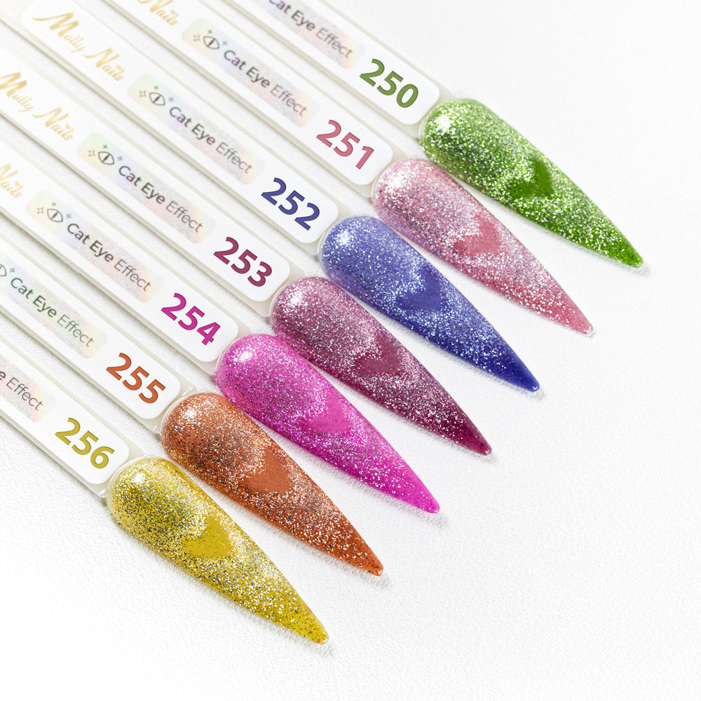 smaragdinvihreä cat eye glitter värigeelilakka Molly Nails 250 Emerald swatch tipillä