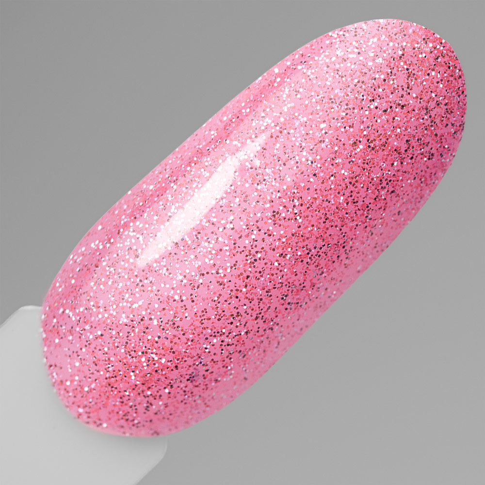 Vaaleanpunaiset glitterkynnet geelilakalla, kovetettuna kynsiuunissa