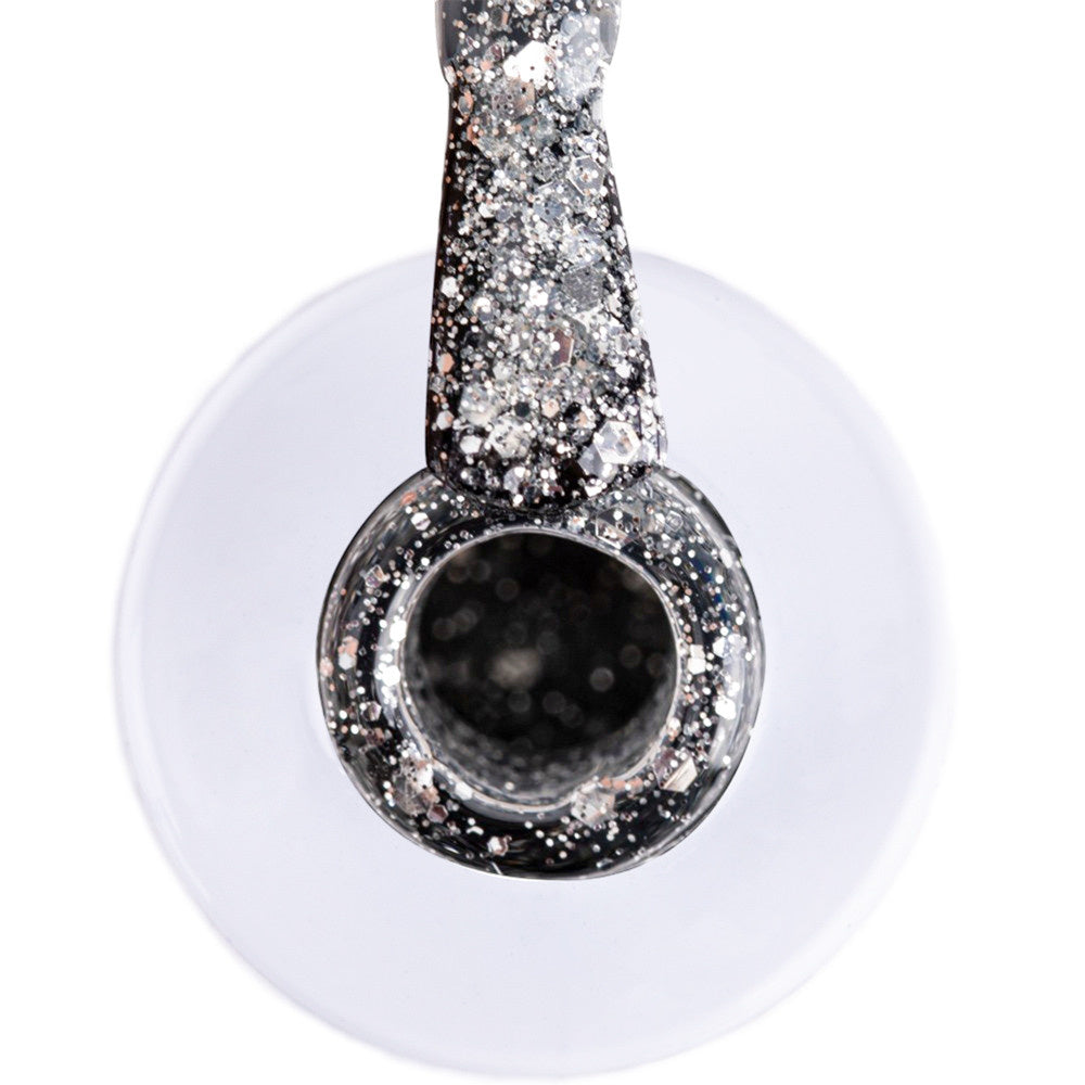 AlleLac W4 Crystal Glitter -geelilakan hienojakoinen hopeinen ja monivärisesti kimaltava koostumus siveltimessä.