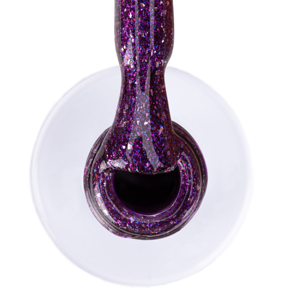 AlleLac P6 Berry Glitter geelilakan koostumus siveltimessä, tummanvioletti geelilakka pinkeillä, sinisillä ja violeteilla glitterhiukkasilla.