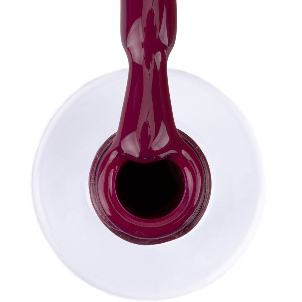 AlleLac P7 Plum geelilakan koostumus siveltimessä, täyteläinen tumma luumunpunainen ja viininpunainen sävy.