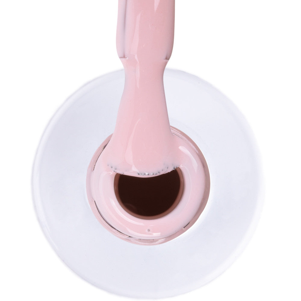 AlleLac N2 Pinkish Cream geelilakan koostumus siveltimessä, vaalea kermainen roosan ja pastellipinkin sävy.
