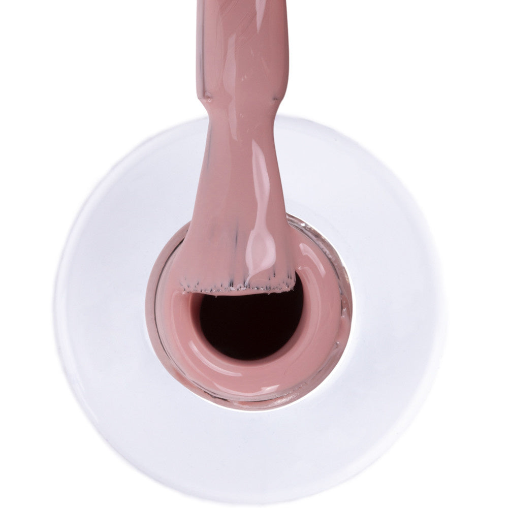 AlleLac N8 Rose Clay geelilakka 6 g, murrettu roosabeige sävy siveltimessä lähikuvassa.
