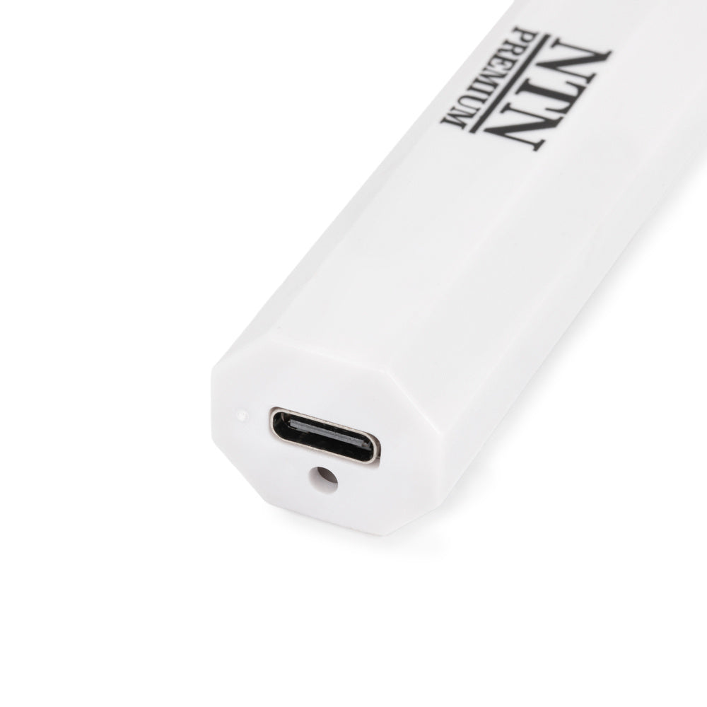 kompakti 3W LED valo geeleille ja geelilakalle tarkkaan yksittäisen kynnen kovetukseen, lähikuva latausportista