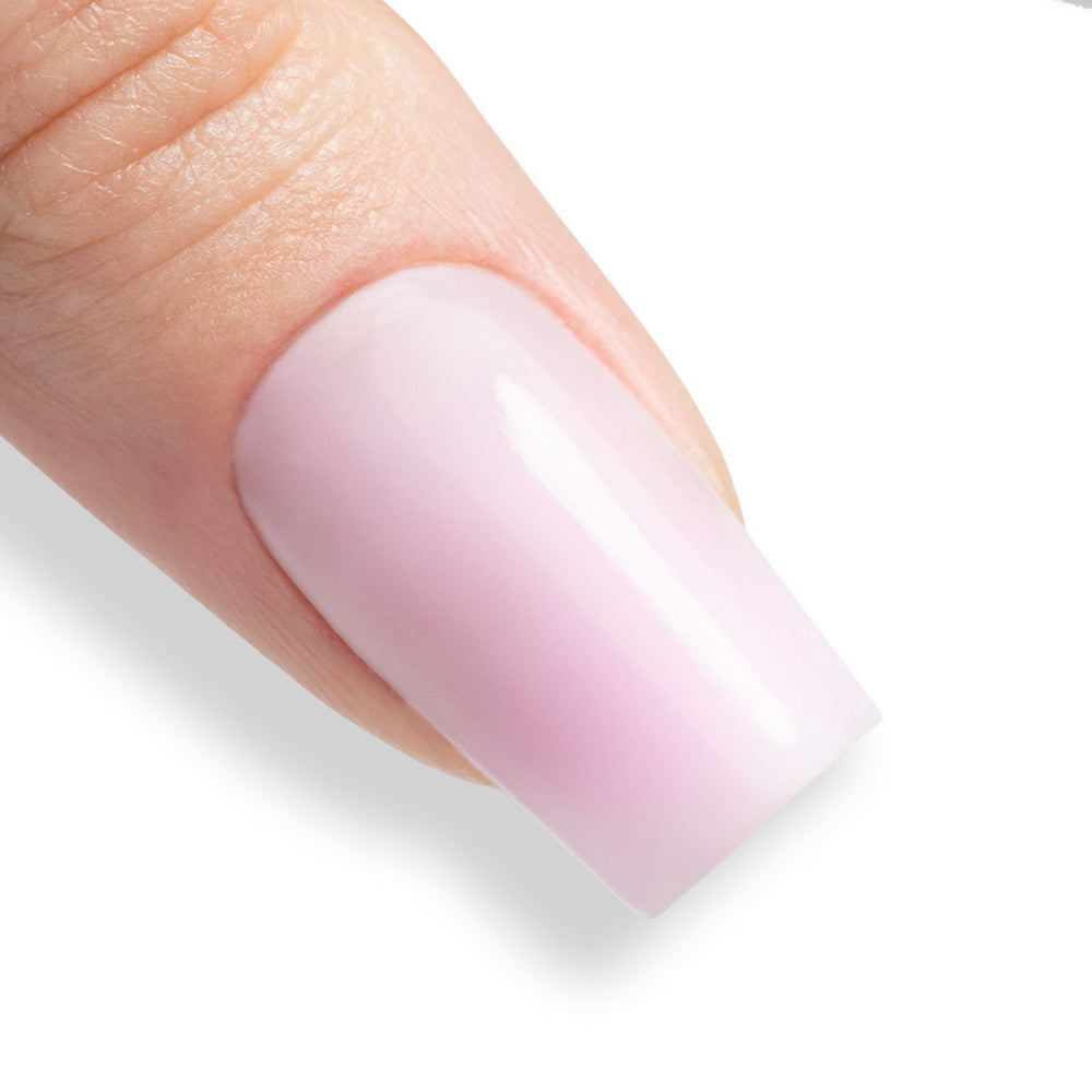 Sweet Pink -builder-geelillä rakennetut vaaleanpunaiset kynnet, sileä pinta kovetettuna kynsiuunissa.