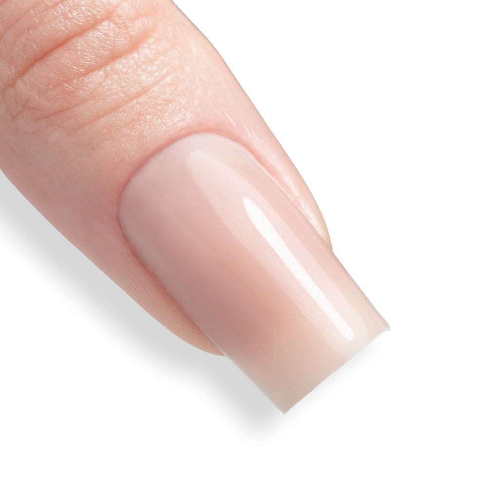 Pure Nude-sävyllä rakennetut kynnet, sileä ja siisti pinta kovetettuna kynsiuunissa.