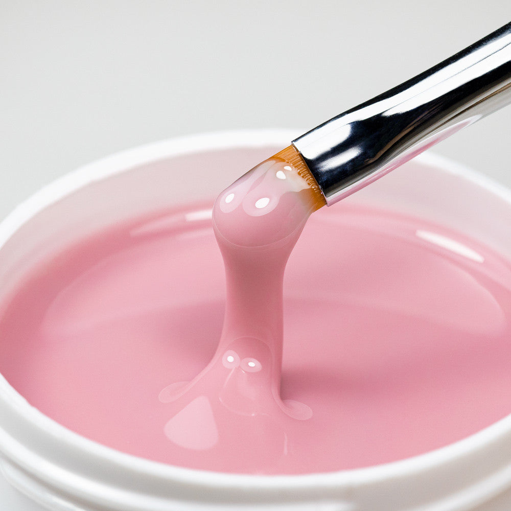 French Rose -sävyinen tiksotrooppinen rakennegeeli lähikuvassa siveltimellä