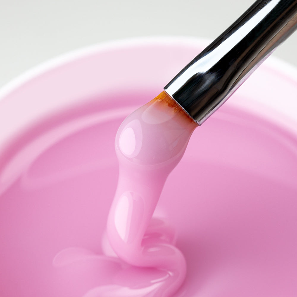 NTN Premium Soft Pink itsetasoittuvan rakennegeelin keskipaksu, kermainen koostumus siveltimessä.