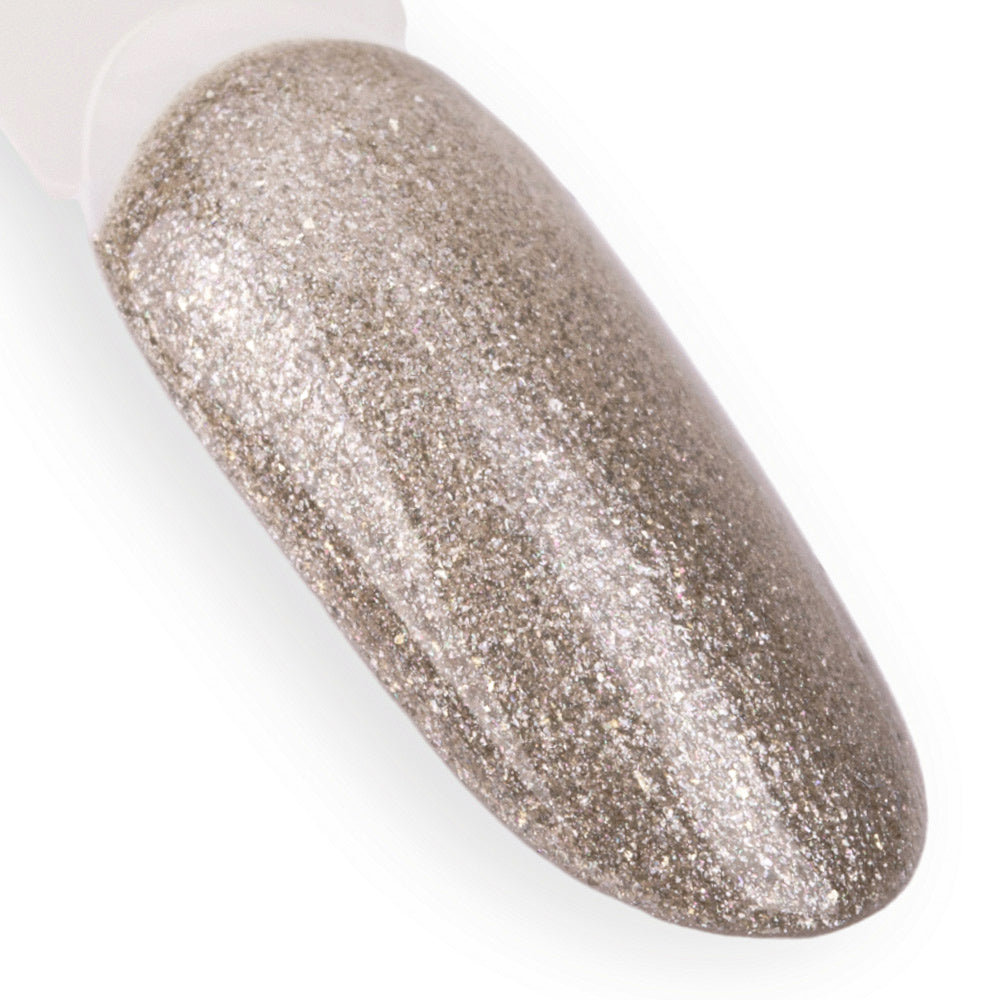 NTN Premium 209 samppanjanvärinen glittergeelilakka kynsimallissa, vaalean hopeanbeige sävy ja runsas metallinhohtoinen kimallus.