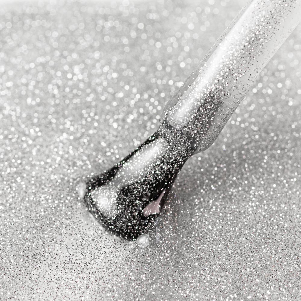 AlleLac Top Glitter Silver Glow hienojakoiset hopeiset glitterhiukkaset läpinäkyvässä päällysgeelissä
