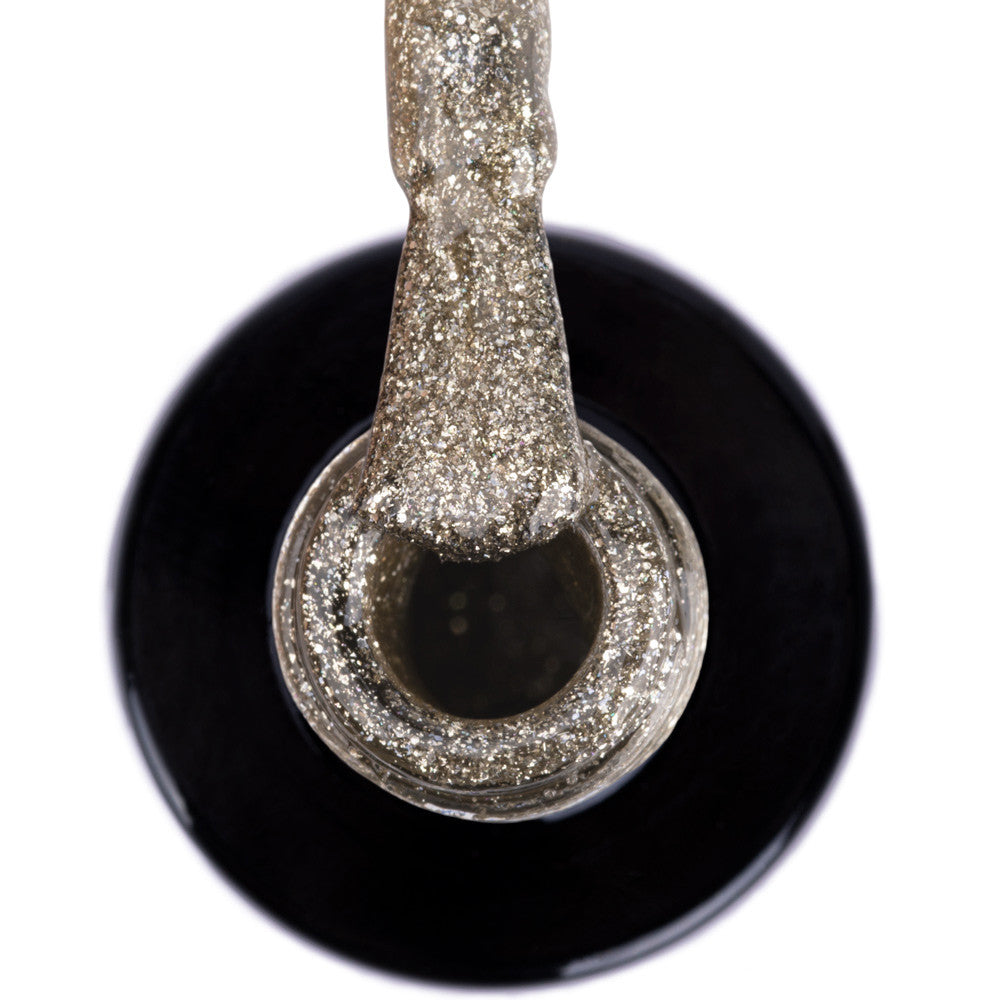 Lähikuva NTN Premium 169 geelilakan sävystä tipillä, glitterinen pinta.