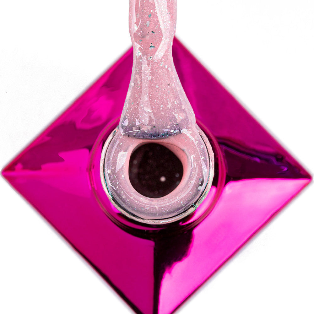 Vaaleanpunainen Sparkling French 703 sävy lähikuvassa pullossa