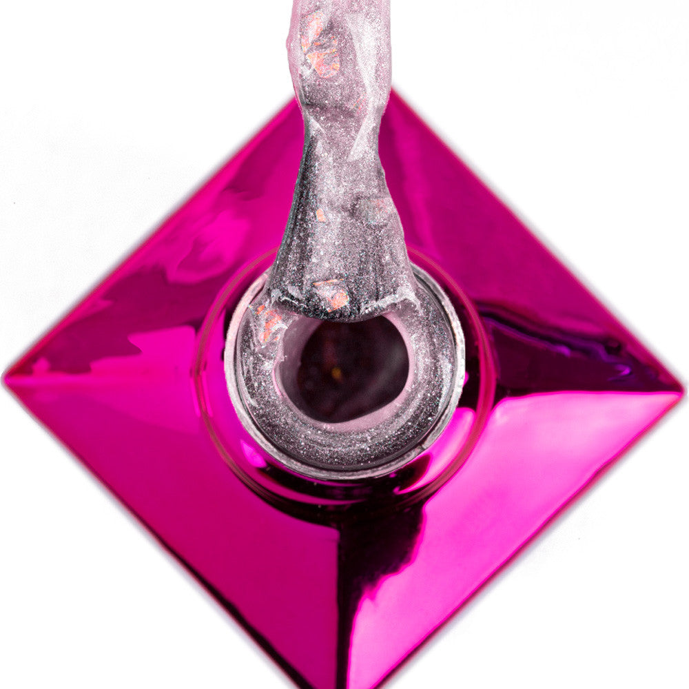 Sparkling French 705 – vaaleanpunainen helmiäissävy lähikuvassa pullossa