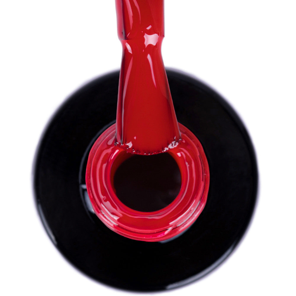 Punainen sävy 115 lähikuvassa pullossa, kiiltävä pigmenttinen geelilakka