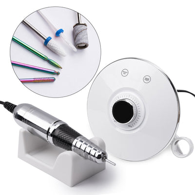 Kynsipora M17 Valkoinen 68W pöydällä, kynsiporan kädensija ja hallintayksikkö näkyvissä