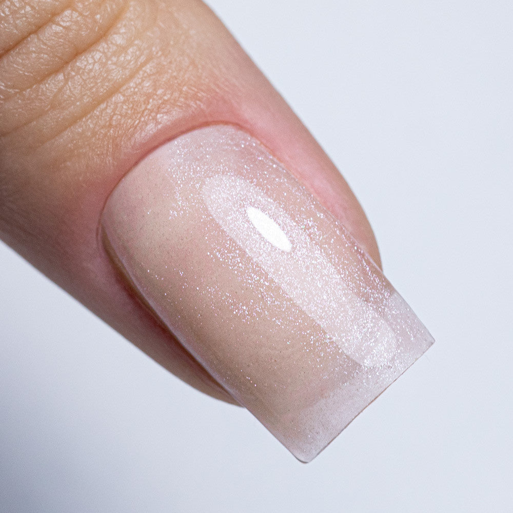 Luonnollinen persikanroosa kimaltava geelikynsi AlleLac Rubber Base Peach Bling -alusgeelillä.