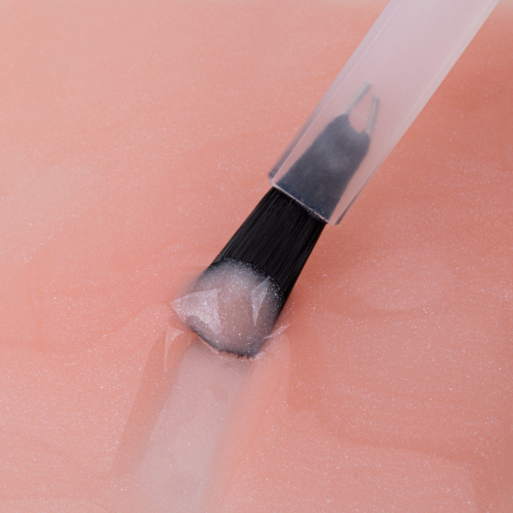 AlleLac Peach Bling Rubber Base -alusgeelin läpikuultava persikkainen koostumus siveltimessä.