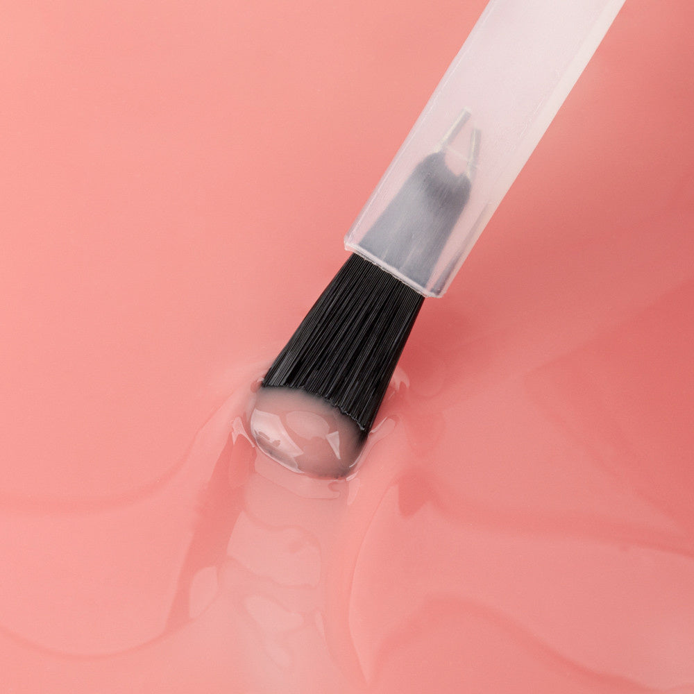 AlleLac Rubber Base Vibrant Coral 7 g – korallinpinkin kumipohjaisen alusgeelin koostumus siveltimellä