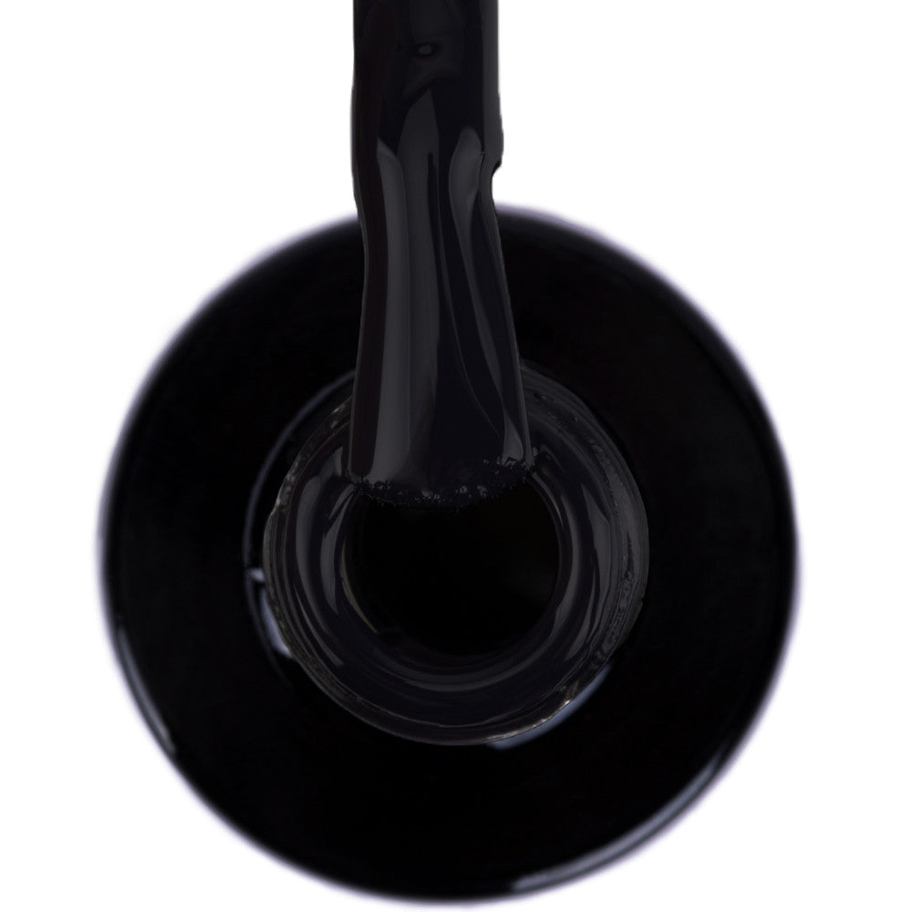 Lähikuva mustasta värigeelilakasta pullossa