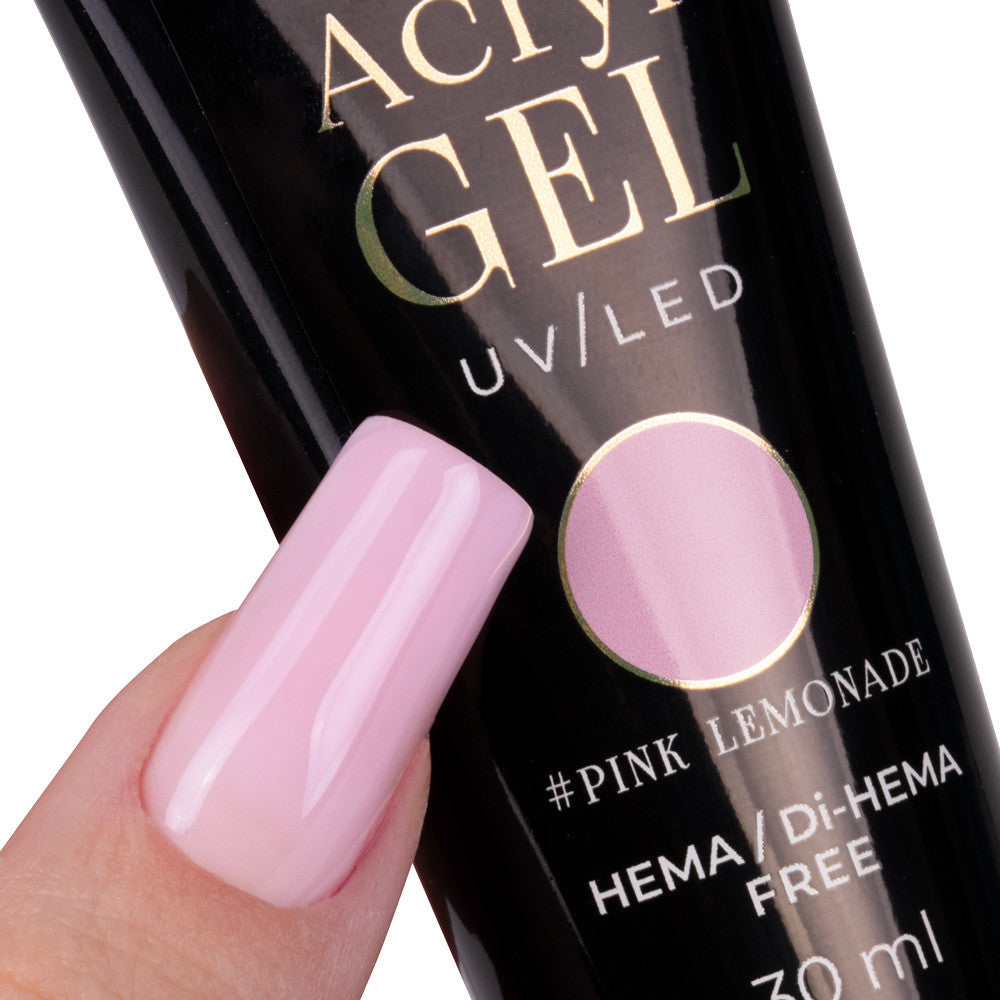 Vaaleanpunaiset kynnet tehtynä Molly Nails Pink Lemonade Acrylgelillä, kovetettuna kynsiuunissa