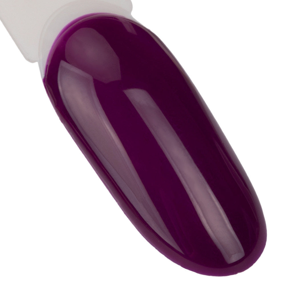 NTN Premium 106 tumma luumunvioletti geelilakka kiiltävällä kynsimallilla.